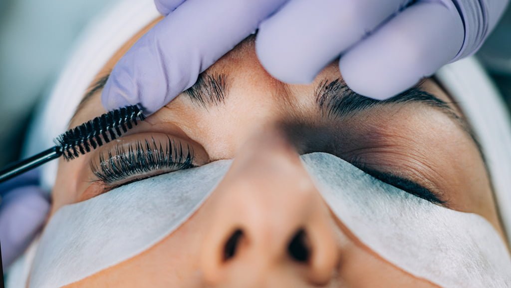 Eyelash lift vs lash extensions